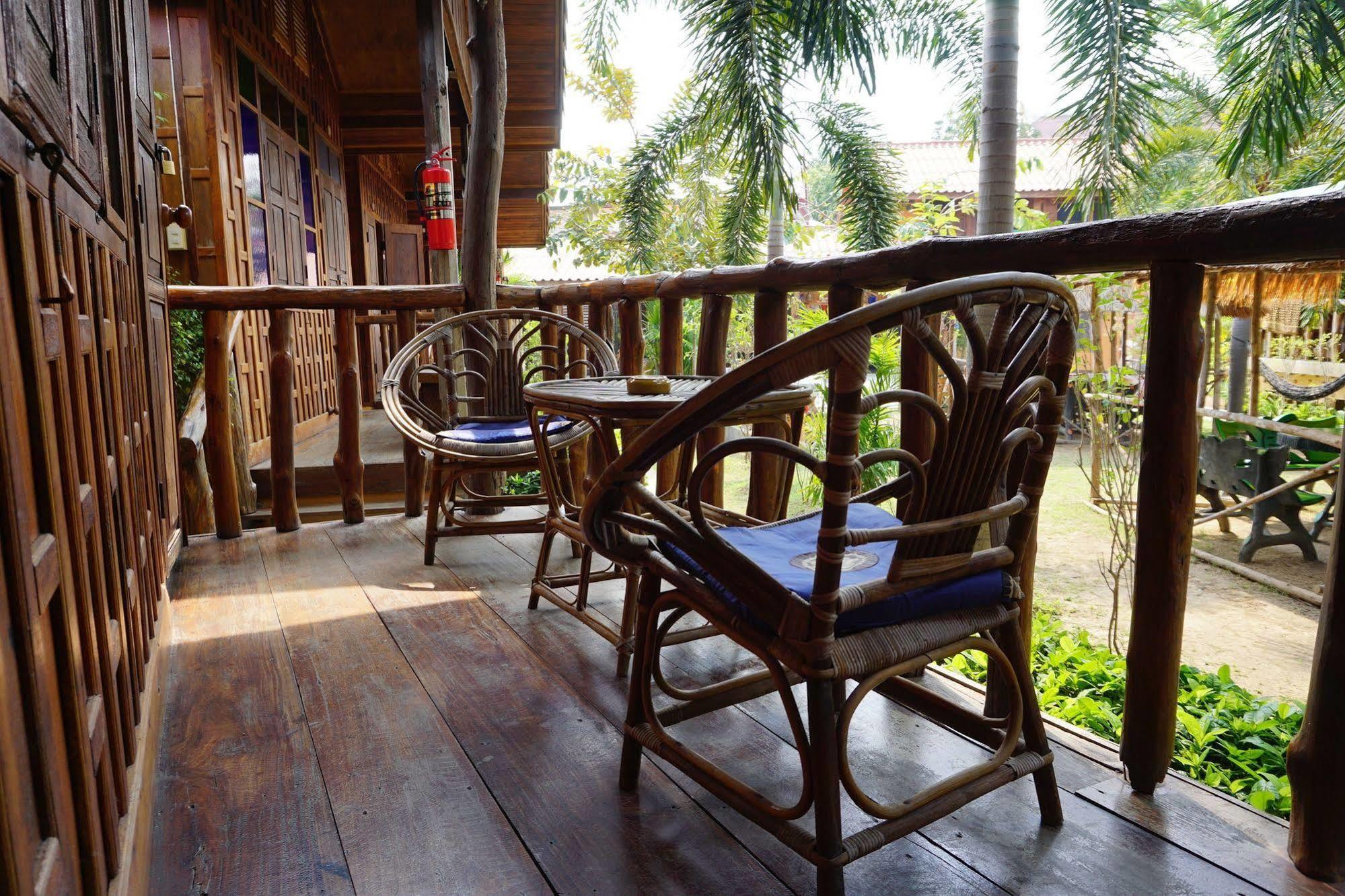 J&J Guesthouse Сукотаи Экстерьер фото