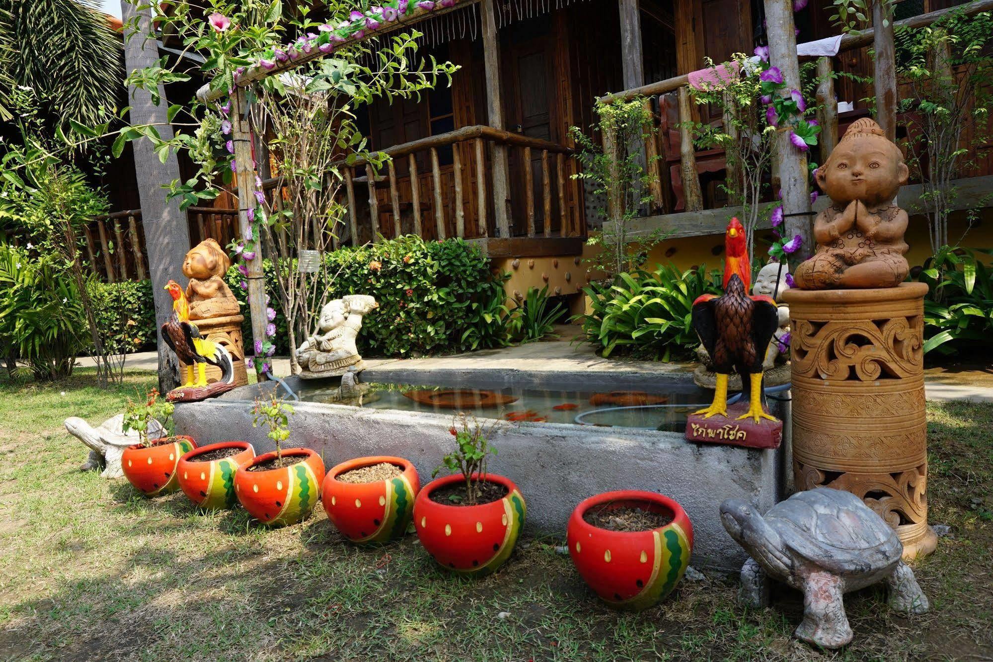 J&J Guesthouse Сукотаи Экстерьер фото